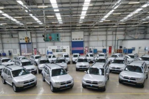 6 angajaţi ai Dacia-Renault, decoraţi de Băsescu